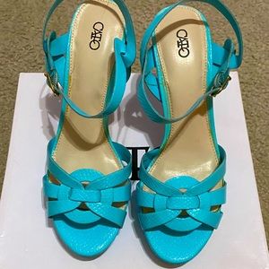 Brand new, never worn beautiful turquoise snakeskin print heels